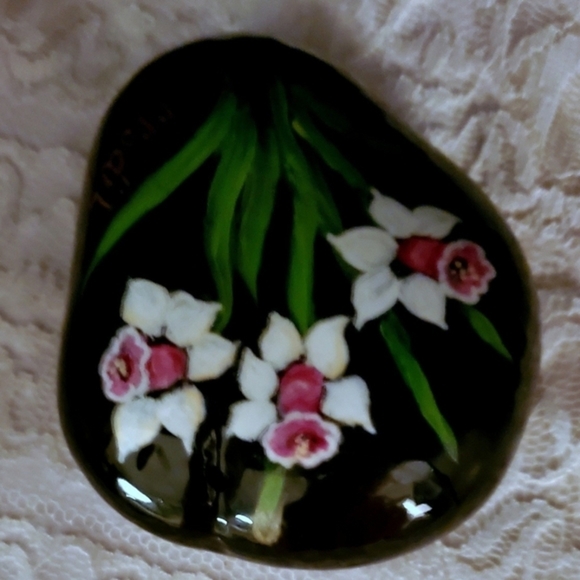 Hand painted white Daffodils on black stone - Picture 3 of 7